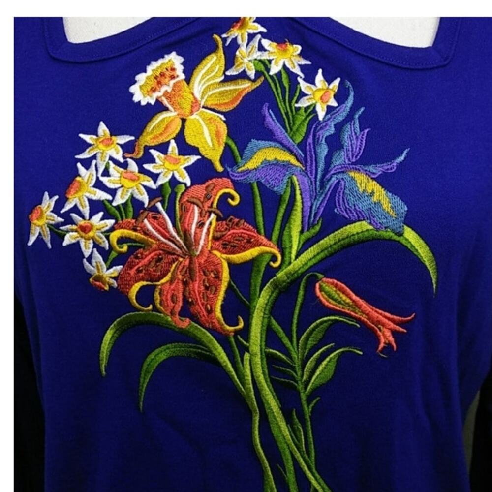 New Women's Bob Mackie 3/4 Sleeve Cobalt Blue Floral Bouquet Embroidered Top Med - Picture 4 of 8